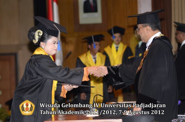 wisuda-unpad-gel-iv-2011_2012-fakultas-isip-oleh-rektor-091