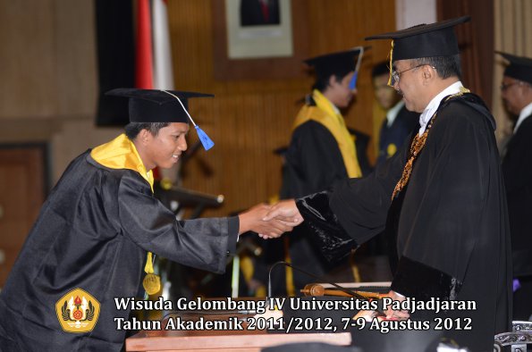wisuda-unpad-gel-iv-2011_2012-fakultas-isip-oleh-rektor-092