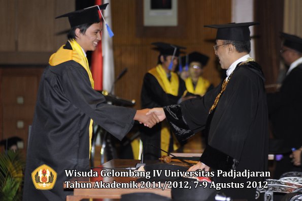 wisuda-unpad-gel-iv-2011_2012-fakultas-isip-oleh-rektor-093