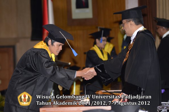 wisuda-unpad-gel-iv-2011_2012-fakultas-isip-oleh-rektor-094