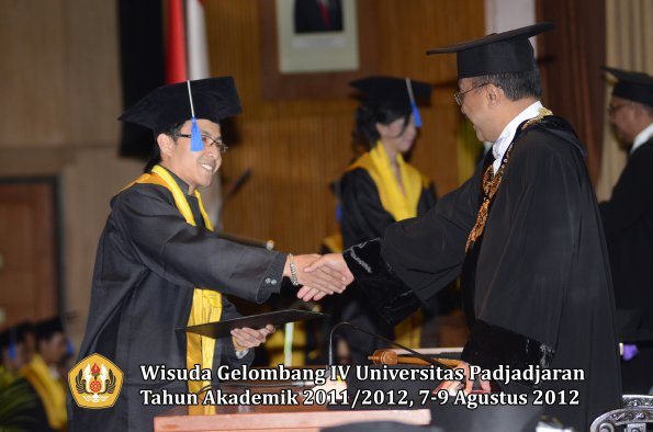 wisuda-unpad-gel-iv-2011_2012-fakultas-isip-oleh-rektor-095
