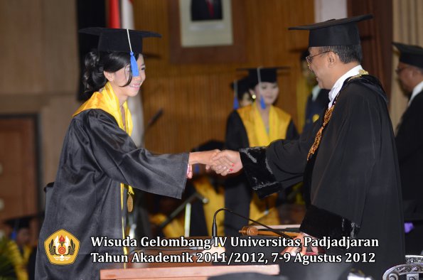 wisuda-unpad-gel-iv-2011_2012-fakultas-isip-oleh-rektor-096