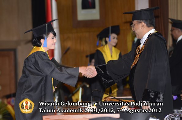 wisuda-unpad-gel-iv-2011_2012-fakultas-isip-oleh-rektor-098