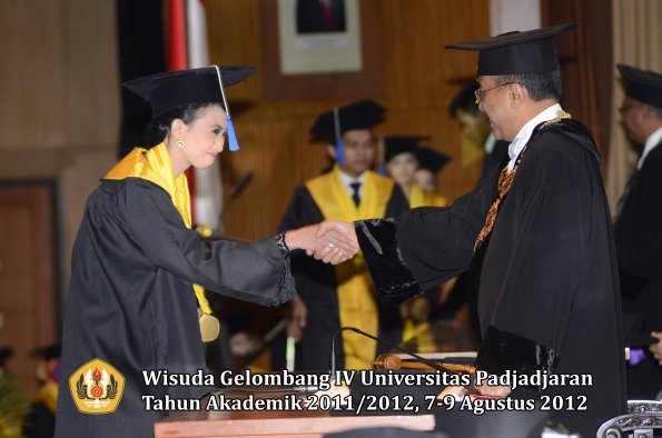 wisuda-unpad-gel-iv-2011_2012-fakultas-isip-oleh-rektor-099