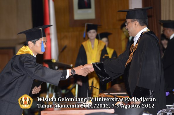 wisuda-unpad-gel-iv-2011_2012-fakultas-isip-oleh-rektor-100