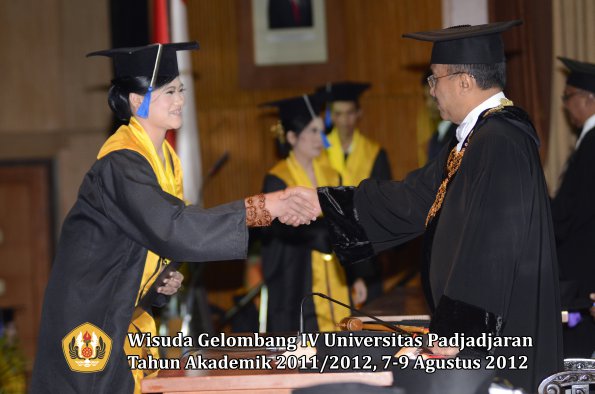 wisuda-unpad-gel-iv-2011_2012-fakultas-isip-oleh-rektor-101
