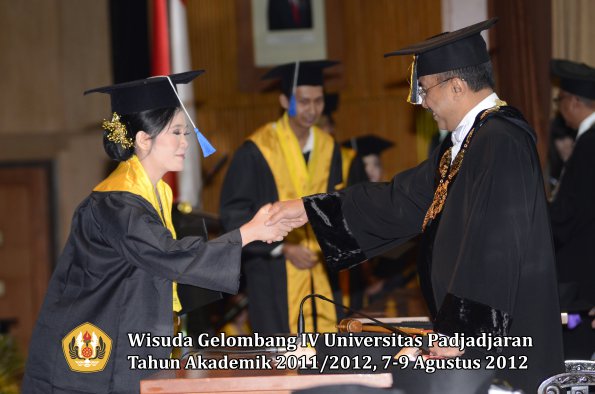 wisuda-unpad-gel-iv-2011_2012-fakultas-isip-oleh-rektor-102