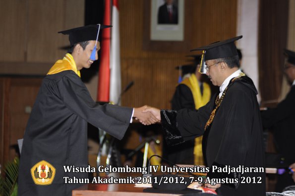 wisuda-unpad-gel-iv-2011_2012-fakultas-isip-oleh-rektor-103