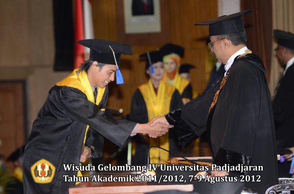 wisuda-unpad-gel-iv-2011_2012-fakultas-isip-oleh-rektor-104