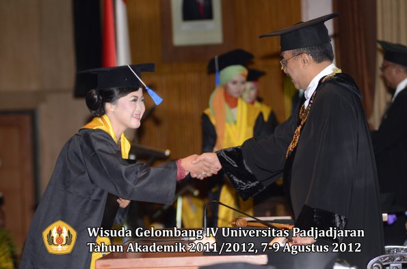 wisuda-unpad-gel-iv-2011_2012-fakultas-isip-oleh-rektor-105