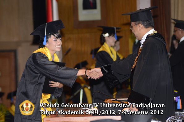 wisuda-unpad-gel-iv-2011_2012-fakultas-isip-oleh-rektor-109