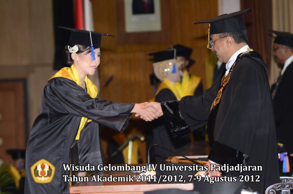 wisuda-unpad-gel-iv-2011_2012-fakultas-isip-oleh-rektor-110