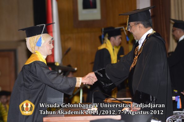 wisuda-unpad-gel-iv-2011_2012-fakultas-isip-oleh-rektor-111