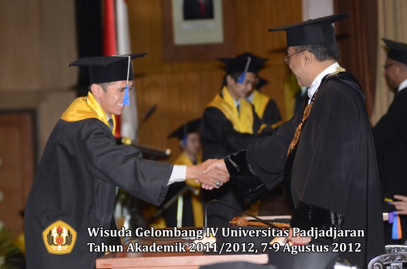 wisuda-unpad-gel-iv-2011_2012-fakultas-isip-oleh-rektor-112