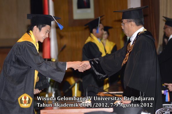 wisuda-unpad-gel-iv-2011_2012-fakultas-isip-oleh-rektor-113