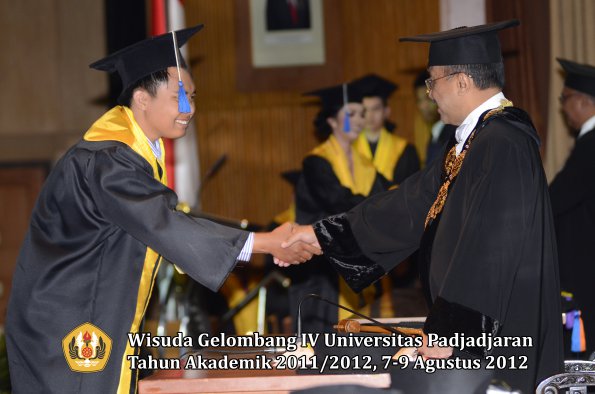 wisuda-unpad-gel-iv-2011_2012-fakultas-isip-oleh-rektor-114