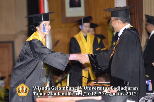 wisuda-unpad-gel-iv-2011_2012-fakultas-isip-oleh-rektor-115