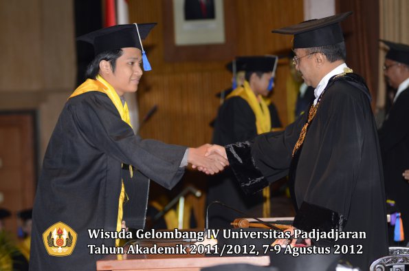 wisuda-unpad-gel-iv-2011_2012-fakultas-isip-oleh-rektor-117