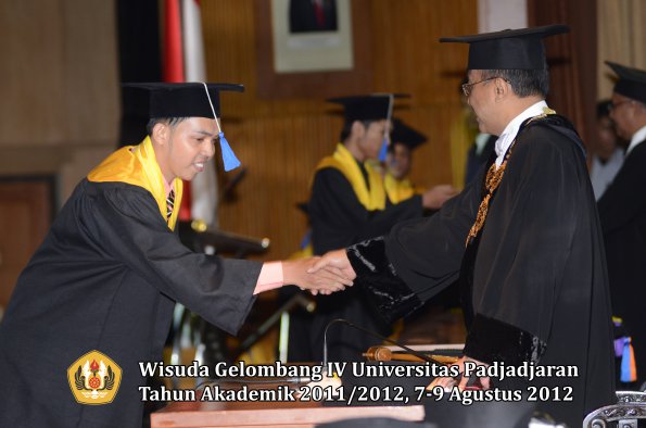 wisuda-unpad-gel-iv-2011_2012-fakultas-isip-oleh-rektor-119