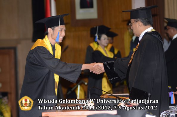 wisuda-unpad-gel-iv-2011_2012-fakultas-isip-oleh-rektor-120