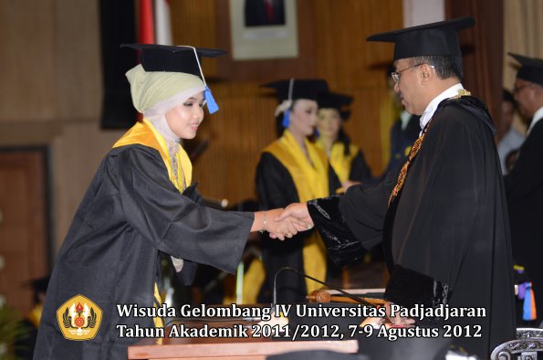wisuda-unpad-gel-iv-2011_2012-fakultas-isip-oleh-rektor-124