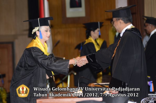 wisuda-unpad-gel-iv-2011_2012-fakultas-isip-oleh-rektor-125