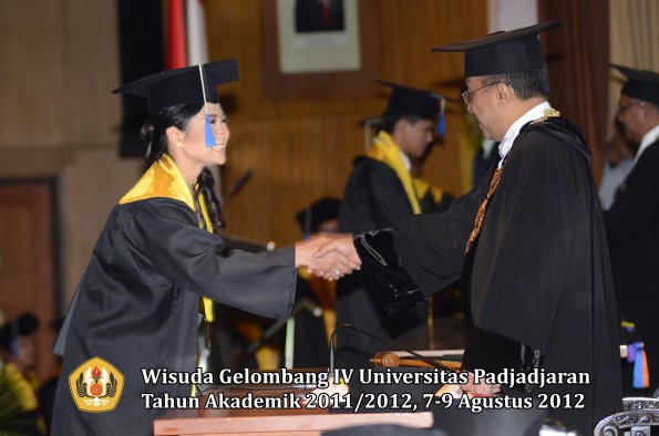 wisuda-unpad-gel-iv-2011_2012-fakultas-isip-oleh-rektor-126
