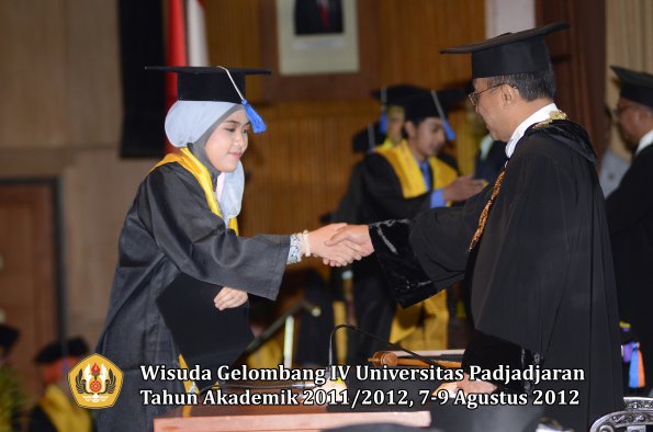 wisuda-unpad-gel-iv-2011_2012-fakultas-isip-oleh-rektor-131