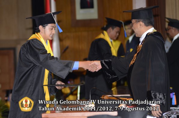 wisuda-unpad-gel-iv-2011_2012-fakultas-isip-oleh-rektor-132