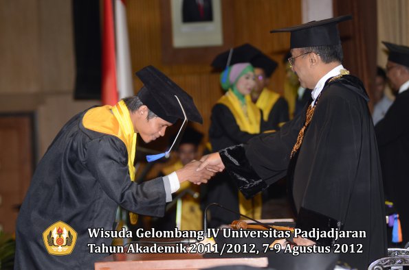 wisuda-unpad-gel-iv-2011_2012-fakultas-isip-oleh-rektor-135