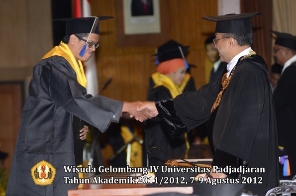 wisuda-unpad-gel-iv-2011_2012-fakultas-isip-oleh-rektor-137