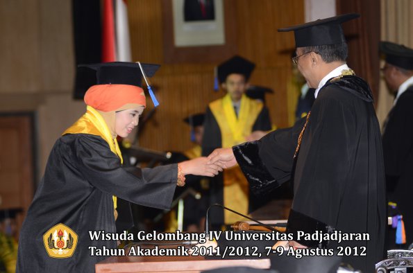 wisuda-unpad-gel-iv-2011_2012-fakultas-isip-oleh-rektor-138
