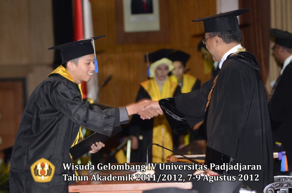 wisuda-unpad-gel-iv-2011_2012-fakultas-isip-oleh-rektor-161