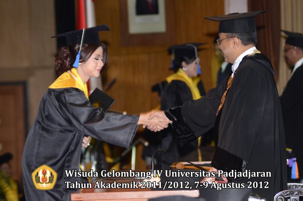 wisuda-unpad-gel-iv-2011_2012-fakultas-isip-oleh-rektor-173