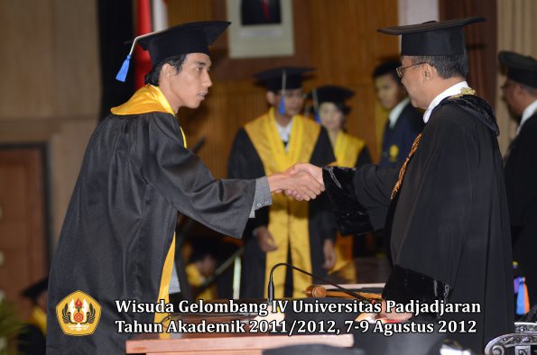 wisuda-unpad-gel-iv-2011_2012-fakultas-isip-oleh-rektor-184