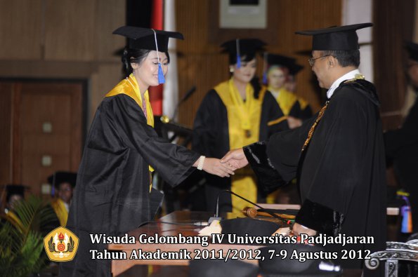 wisuda-unpad-gel-iv-2011_2012-fakultas-isip-oleh-rektor-186