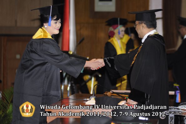 wisuda-unpad-gel-iv-2011_2012-fakultas-isip-oleh-rektor-187