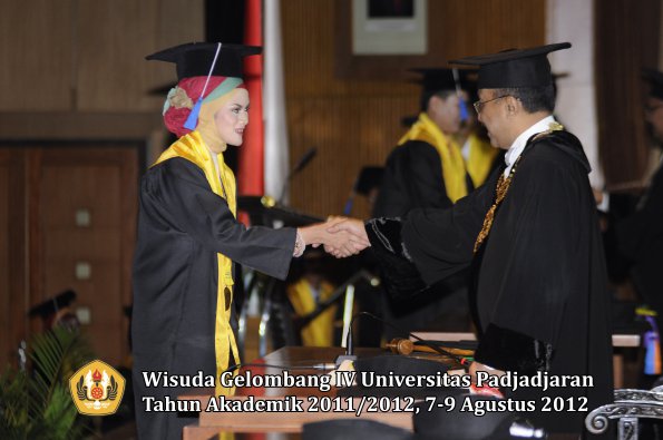 wisuda-unpad-gel-iv-2011_2012-fakultas-isip-oleh-rektor-188