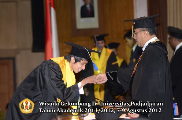 wisuda-unpad-gel-iv-2011_2012-fakultas-isip-oleh-rektor-190