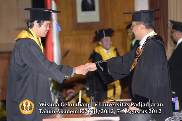 wisuda-unpad-gel-iv-2011_2012-fakultas-isip-oleh-rektor-191