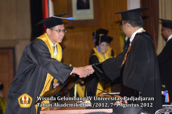 wisuda-unpad-gel-iv-2011_2012-fakultas-isip-oleh-rektor-194