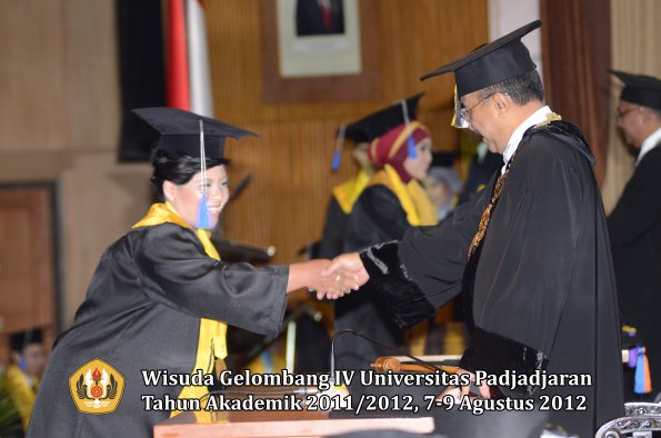 wisuda-unpad-gel-iv-2011_2012-fakultas-isip-oleh-rektor-195