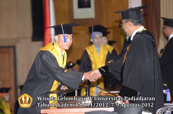 wisuda-unpad-gel-iv-2011_2012-fakultas-isip-oleh-rektor-197