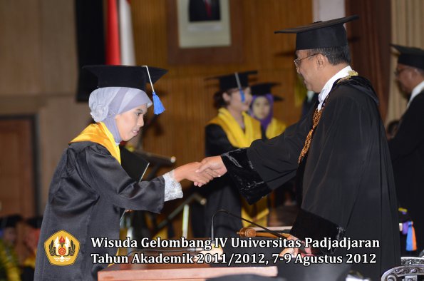 wisuda-unpad-gel-iv-2011_2012-fakultas-isip-oleh-rektor-198