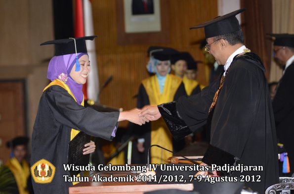 wisuda-unpad-gel-iv-2011_2012-fakultas-isip-oleh-rektor-200