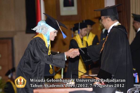 wisuda-unpad-gel-iv-2011_2012-fakultas-isip-oleh-rektor-201