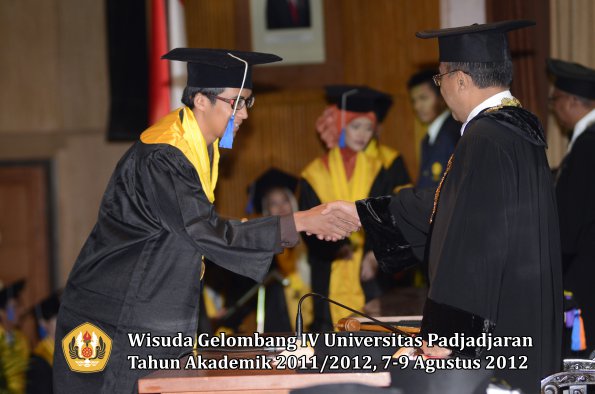 wisuda-unpad-gel-iv-2011_2012-fakultas-isip-oleh-rektor-205