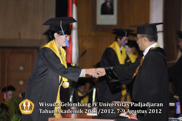 wisuda-unpad-gel-iv-2011_2012-fakultas-isip-oleh-rektor-212