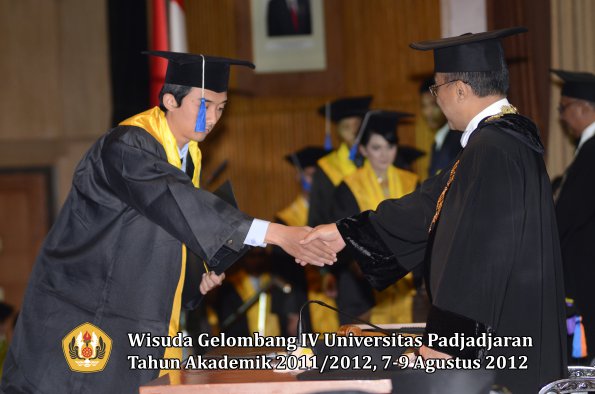 wisuda-unpad-gel-iv-2011_2012-fakultas-isip-oleh-rektor-213