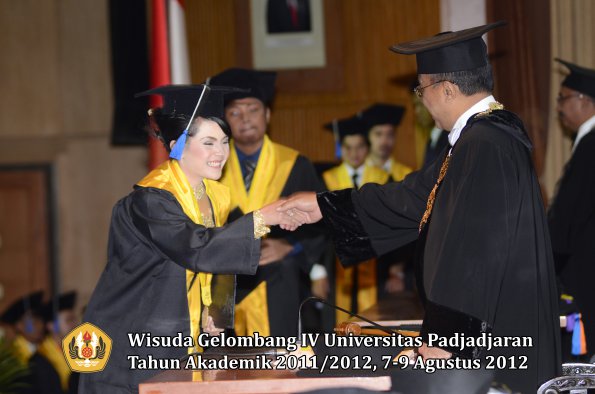 wisuda-unpad-gel-iv-2011_2012-fakultas-isip-oleh-rektor-214